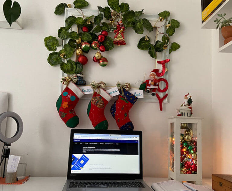 Festive Desk Display Challenge1 2nd Winner - Joyce Oliveira